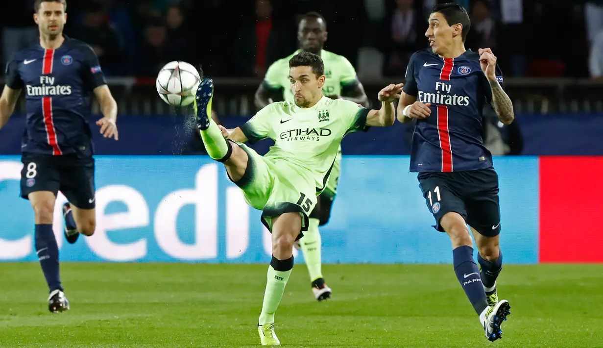 Gelandang Manchester City, Jesus Navas berusah mengontrol bola dari kejaran gelandang PSG, Angel Di Maria di leg pertama perempatfinal liga champions di Stadion Parc des Princes, Kamis (7/4). PSG bermain imbang dengan City 2-2. (Reuters/Gonzalo Fuentes)