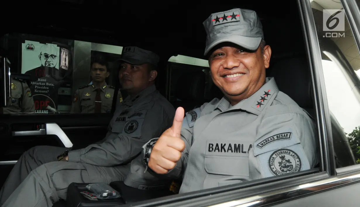 Kepala Badan Keamanan Laut (Bakamla) Laksamana Madya Achmad Taufiqoerrochman meninggalkan Gedung KPK, Jakarta, Kamis (17/1). Taufiqoerrochman datang untuk audiensi dengan pimpinan KPK terkait pencegahan tindak pidana korupsi. (Merdeka.com/Dwi Narwoko)