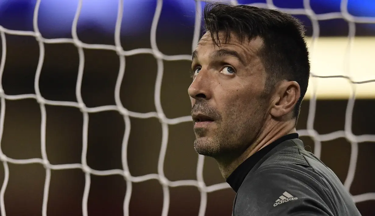 Kiper Juventus,  Gianluigi Buffon mengikuti sesi latihan di Stadion Cardiff (02/06/2017). Juventus akan berhadapan dengan Real Madrid pada final Liga Champion. (AFP/Javier Soriano)