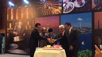 Duta Besar Turki untuk Indonesia Sander Gurbuz ditemani Mantan Presiden RI ke-3 BJ Habibie saat memotong kue di Hari Peringatan Turki ke-94 (Liputan6.com/Teddy Tri Setio Berty)