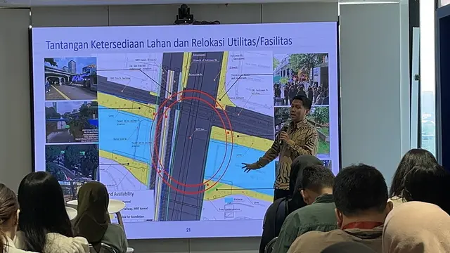 Advisor Program Management Office Division MRT Jakarta, Agus Trihan menjelaskan pembangunan Pedestrian Deck Dukuh Atas dalam rangkaian MRTJ Fellowship Program 2026 di Jakarta, Kamis (30/7/2026). (Liputan6.com/Winda Nelfira).