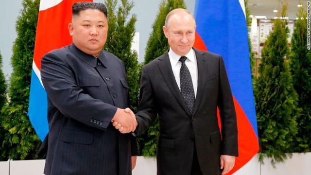 Pemimpin Korea Utara Kim Jong-un dan Presiden Rusia Vladimir Putin di Vladivostok, Kamis 25 April 2019 (Alexander Zemlianichenko / AP PHOTO)