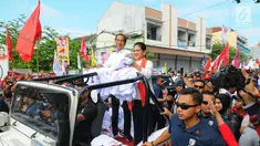 Capres 01 Joko Widodo di dampingi Istri Iriana Joko Widodo saat kampanye terbuka di Banyumas, Jawa Tengah, Kamis (4/4). Dalam kampanye tersebut Jokowi mengajak para pendukung untuk memerangi hoax dan memenangkan pasangan no urut 01 Jokowi-ma'ruf di banyumas.(Liputan6.com/Angga Yuniar)