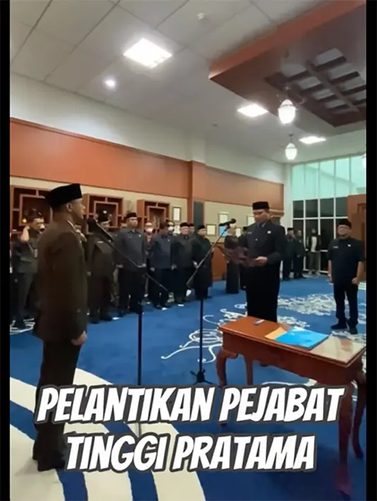 Momen tersebut diketahui dari video singkat yang dibagikan di akun instagramnya. Video berisi kegiatan sehatian dari jam 6 pagi berangkat menuju kantor. Momen pelantikan pejabat tinggi pratama. [Instagram/hengkykurniawan]