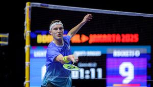 Pebulu tangkis Denmark, Viktor Axelsen dari tim Lightning berusaha mengembalikan kok ke arah Kodai Naraoka dari tim Rockets dalam laga tunggal putra Badminton XL 2025 di Istora Senayan, Jakarta, Sabtu (04/10/2025). (Bola.com/Bagaskara Lazuardi)