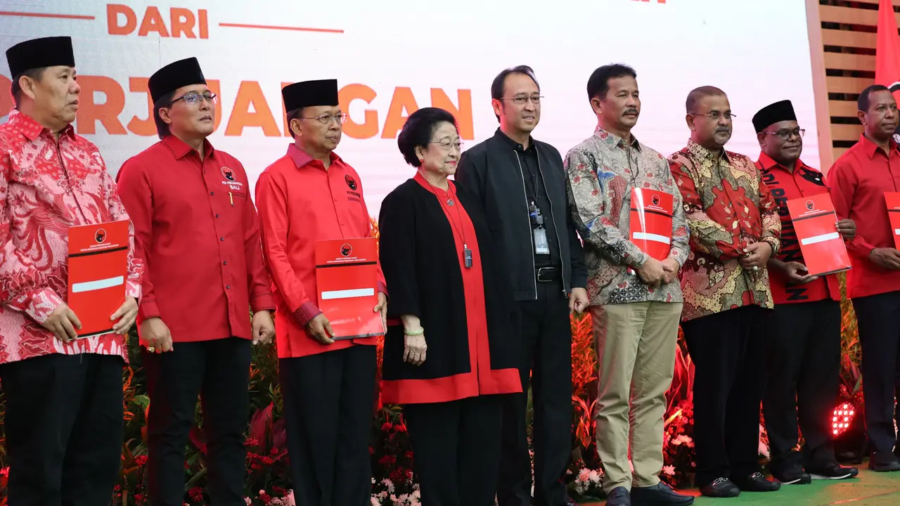 Ketua Umum DPP Partai Demokrasi Indonesia Perjuangan (PDIP) Megawati Soekarnoputri  bersama putranya yang juga Ketua DPP PDIP Prananda Prabowo menyerahkan surat rekomendasi kepada 6 calon gubernur-wakil gubernur yang akan diusung di Pilkada 2024.