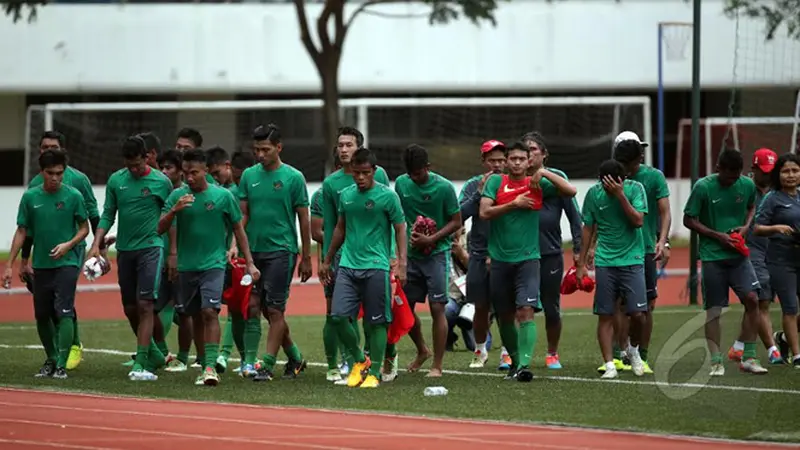 Pemain Timnas Indonesia U-23 menjajal lapangan ITE College Center, Singapura, Minggu (31/5/2015)