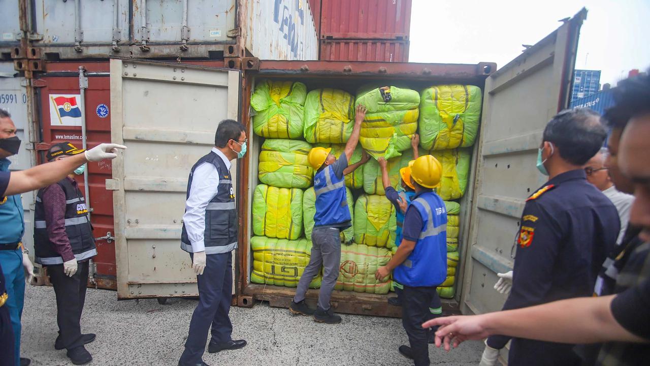 FOTO: Pakaian Bekas Ilegal Senilai Rp53 Miliar Disita di Tanjung Priok