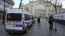 Mobil polisi parkir di luar stasiun kereta Gare du Nord, Paris, Rabu (11/1/2023). Saat ini otoritas Prancis tetap menerapkan siaga keamanan tinggi, terutama di Paris. Hal tersebut guna mengantisipasi potensi-potensi serangan yang tak terduga. (AP Photo/Michel Euler)