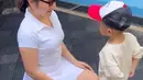Terlihat kebersamaan Prilly Latuconsina bareng Cipung saat berdua ini menarik perhatian. Pasalnya, tidak sedikit yang kerap menyebut Prilly mirip dengan Gigi. Bahkan pemain sinetron Ganteng-Ganteng Serigala ini sempat disangka Gigi saat bertemu orang di mall. (Liputan6.com/IG/@prillylatuconsina96)