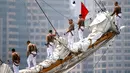 Pelaut dari Angkatan Laut Chili menancapkan bowsprit saat mengikuti Parade Sail di Boston, AS (17/6). Untuk pertamanya kalinya selama 17 tahun kapal-kapal layar tersebut berkumpul di pelabuhan Boston. (AP Photo / Michael Dwyer)