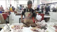 Pantauan pasar harga daging ayam di pasar tradisional (Foto:Liputan6.com/Bawono Y)