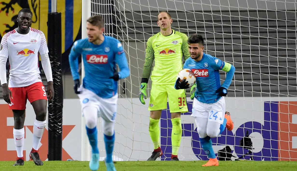 Penyerang Napoli, Lorenzo Insigne usai mencetak gol ke gawang RB Leipzig pada 32 besar Liga Europa di Red Bull Arena, (22/2). Napoli tersingkir karena kalah agresivitas gol tandang setelah takluk 1-3 pada leg pertama di San Paolo. (AP Photo / Jens Meyer)