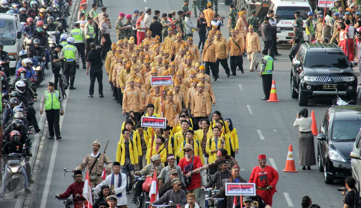 Sejumlah veteran pejuang kemerdekaan, mahasiswa, pelajar, anggota ormas hingga Pramuka mengikuti pawai di Jakarta, Selasa (11/8/2015). Pawai tersebut merupakan puncak peringatan Hari Veteran Nasional. (Liputan6.com/Yoppy Renato)