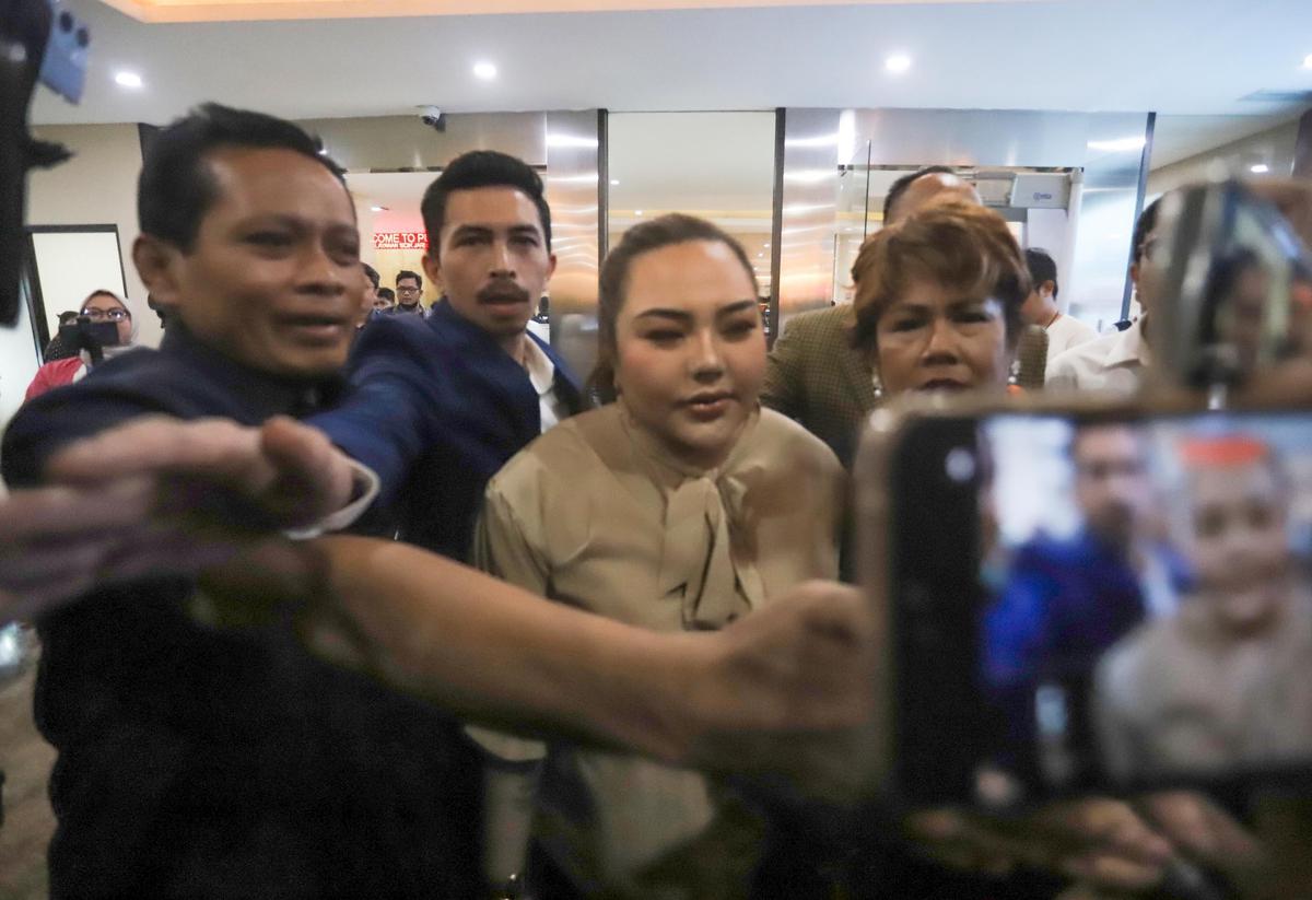 FOTO: Lisa Mariana Sambangi Mabes Polri, Jalani Tes DNA