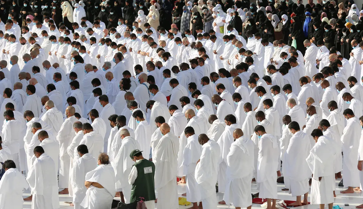 Barisan jemaah salat di Masjidil Haram di kota suci Mekah, Arab Saudi (30/12/2021). Arab Saudi pada hari Kamis (30/12) menerapkan kembali langkah-langkah jarak sosial di Masjidil Haram di kota suci Muslim Mekah, setelah mencatat jumlah infeksi tertinggi dalam beberapa bulan. (AFP Photo)