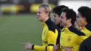 Penyerang Borrusia Dortmund, Erling Haaland (kiri) bersama rekan-rekannya melakukan pemanasan saat mengikuti sesi latihan tim di tempat latihan di Dortmund, Jerman, Selasa (3/11/2020). Dortmund akan bertanding melawan Club Brugge di Jan Breydel Stadion. (AP Photo/Martin Meissner)