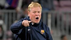 Pertama, Ronald Koeman lebih sering menyalahkan hasil buruk pertandingan adalah kesalahan pemain. Ia bahkan tak segan untuk mencela pemainnya sendiri. (AFP/Lluis Gene)