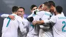 Para pemain Real Madrid merayakan gol yang dicetak Casemiro ke gawang PSG pada laga Liga Champions di Stadion Parc des Princes, Paris, Selasa (6/3/2018). Madrid berhasil lolos ke delapan besar. (AFP/Geoffroy Van Der Hasselt)