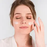 Reapply sunscreen memang butuh konsistensi. Untuk membiasakan diri, kamu bisa memadukannya dengan rutinitas harian yang sudah ada, misalnya setiap selesai makan siang atau sebelum keluar kantor sore hari. (foto/dok: freepik)