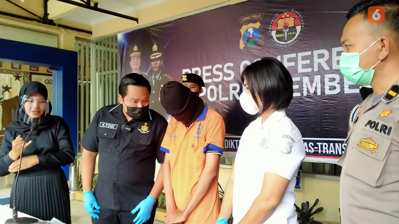 Tersangka perekam video perempuan di toilet diamankan polisi. (Hermawan Arifinato/Liputan6.com)
