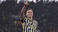 Arkadiusz Milik dari Juventus melakukan selebrasi setelah mencetak gol kedua timnya pada pertandingan Coppa Italia antara Juventus dan Frosinone di Allianz Staium, Turin, Jumat (12/1/2024). (Fabio Ferrari/LaPresse via AP)