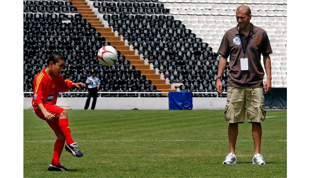 Zinedine Zidane bermain bola bersama anak-anak di Istambul, Turki, (21/5/2008). Zidane hadir untuk membantu dan mendukung sepak bola untuk anak-anak di Turki. (EPA/Kerim Okten)
