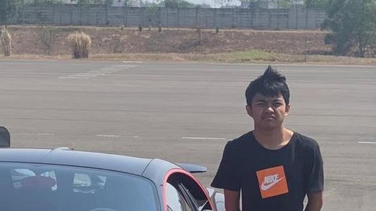 Jhony Saputra kerap memamerkan gayanya saat balapan. Ia juga kerap dekat dengan beberapa artis. Baru-baru ini sosoknya dikabarkan dekat dengan Happy Asmara.