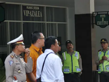Suasana Rumah Duka Abadi yang menjadi tempat persemayaman dua terpidana mati Duo Bali Nine Andrew Chan dan Myuran Sukumaran, Jakarta, Rabu (29/4/2015). Sejumlah polisi tampak berjaga-jaga di sekitar lokasi. (Liputan6.com/JohanTallo)