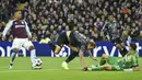 Pemain Bayern Munchen, Harry Kane, terjatuh setelah diadang oleh kiper Aston Villa, Emiliano Martinez, pada laga Liga Champions di Stadion di Stadion Villa Park, Kamis (3/10/2024). (AP Photo/Rui Vieira)