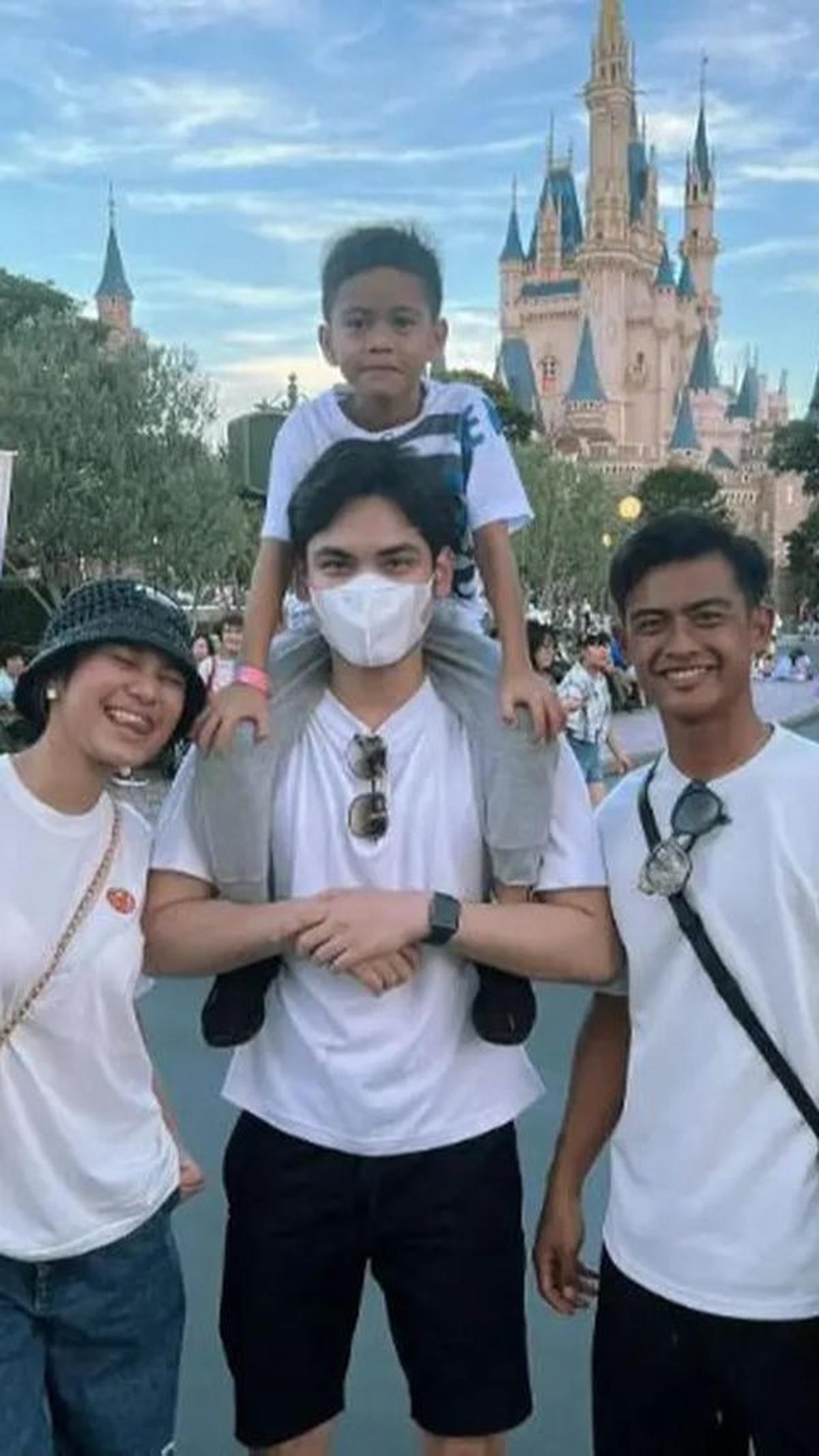 Bahkan dalam foto ini, Arhan dan Azizah tampaknya memilih untuk tidak berdekatan.