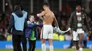 Penyerang Portugal Cristiano Ronaldo memberikan jerseynya untuk fans cilik Irlandia pada akhir laga Grup A Kualifikasi Piala Dunia 2022 Zona Eropa di Stadion Aviva, Jumat (12/11/2021) dinihari. Ronaldo memeluk sang bocah, lalu memberikan jersey tandang Portugal yang dia kenakan. (AP/Peter Morrison)