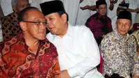 Ketum Partai Gerindra, Prabowo Subianto berbincang dengan Ketum DPP Golkar Munas Bali, Aburizal Bakrie (kiri) disela acara pelantikan pengurus pusat Partai Gerindra di kantor DPP Partai Gerindra, Jakarta, Rabu (8/4/2015). (Liputan6.com/Yoppy Renato)