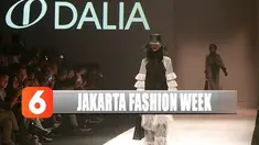 Koleksi Barli dihadirkan dengan nuansa monokrom yang menggunakan bahan brokat dan tule.