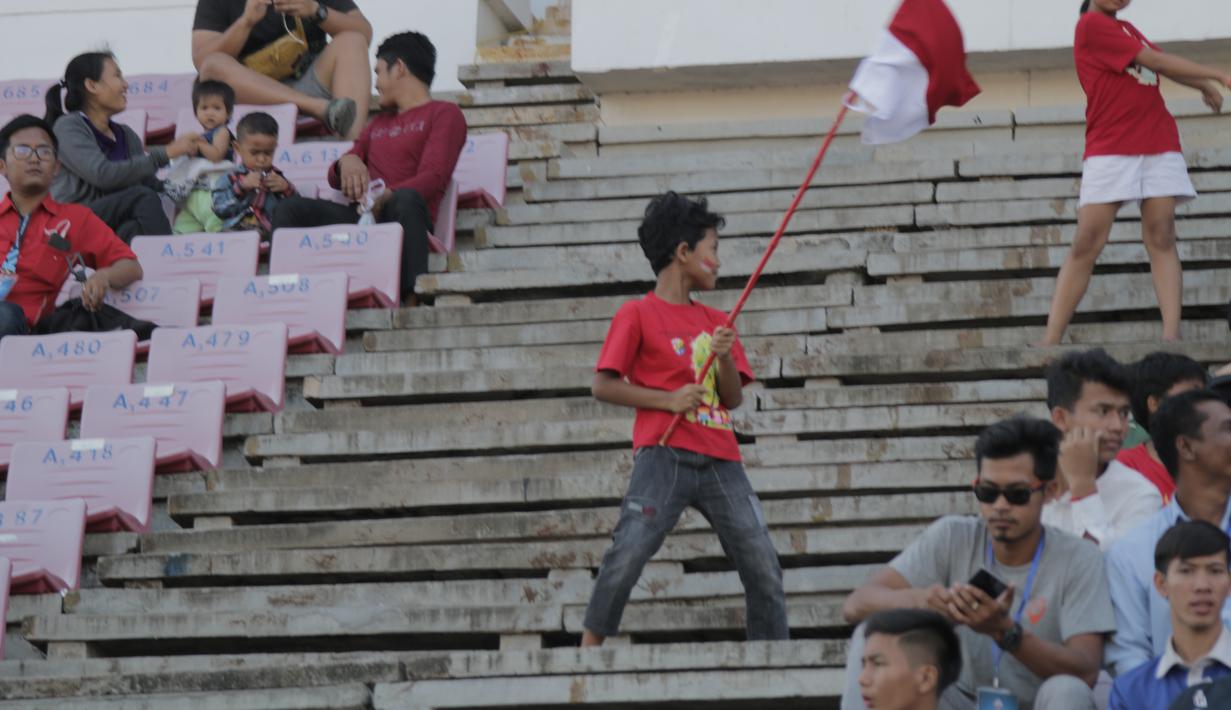 Antusias yang tinggi dari para pendukung Indonesia pada laga pertama piala AFF U-22 yang berlangsung di Stadion Nasional, Phom Penh, Kamboja, (Senin/18/2). Timnas Indonesia bermain imbang 1-1 kontra Myanmar. (Bola.com/Zulfirdaus Harahap)