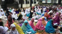 Tak hanya Salat Duha, pelajar Purwakarta juga dibiasakan membaca Alquran bersama-sama setiap pagi. (Liputan6.com/Abramena)