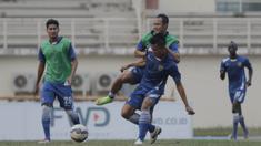 Pemain Persib, Rudiyana berebut bola dengan Atep saat latihan jelang semi final Piala Presiden melawan Mitra Kukar di Stadion Aji Imbut, Tenggarong, Kaltim, Sabtu (3/10/2015). (Bola.com/Vitalis Yogi Trisna)