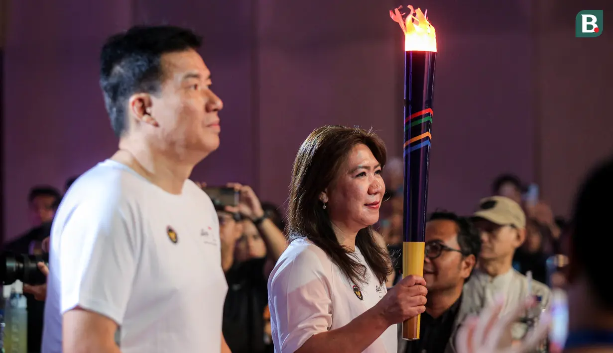 <p>Peraih&nbsp;medali emas olimpiade bulu tangkis, Susi Suasanti (kanan) dan Alan Budikusuma membawa obor saat acara peresmian Aice sebagai es krim ofisial Tim Indonesia di Olimpiade 2024 di Djakarta Theater XXI, Jakarta, Jumat (05/07/2024). (Bola.com/Bagaskara Lazuardi)</p>