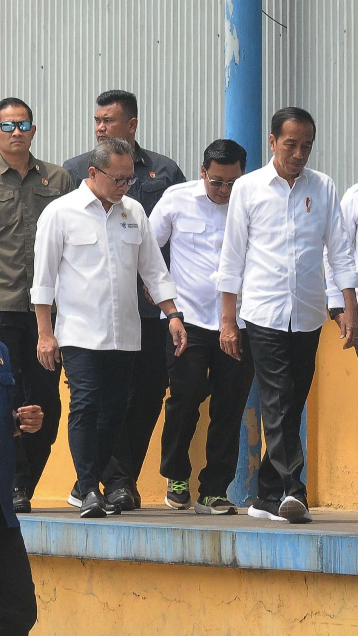 Bantuan tersebut akan disalurkan melalui Bulog agar masyarakat tidak terdampak dari kenaikan harga beras. Bantuan itu diberikan mulai September hingga November.