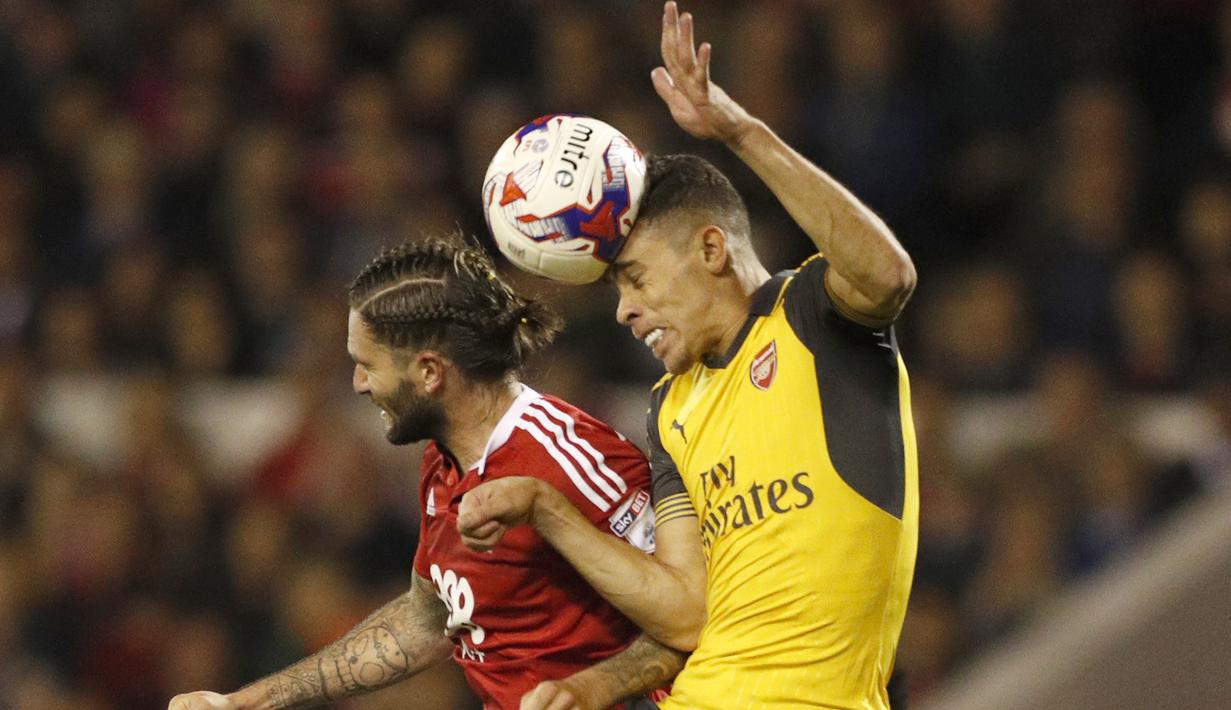 Pemain Arsenal, Gabriel Paulista, berduel dengan pemain Nottingham Forest, Henri Lansbury, pada putaran ketiga Piala Liga Inggris di Stadion The City Ground, Rabu (21/9/2016) dini hari WIB. (Action Images via Reuters/John Sibley)