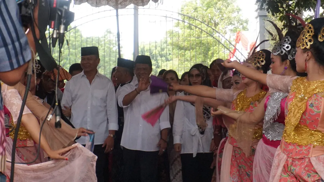 Pasangan Tubagus Hasanuddin dan Anton Charliyan mendaftar ke KPUD Jabar