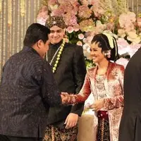 Putri Anies Baswedan, Mutiara Baswedan terlihat seperti pengantin Jawa ningrat dan keluarga kerajaan atau royal family dengan kebaya beledu dan gaun wedding warna pink (Foto: Instagram @ericktohir)