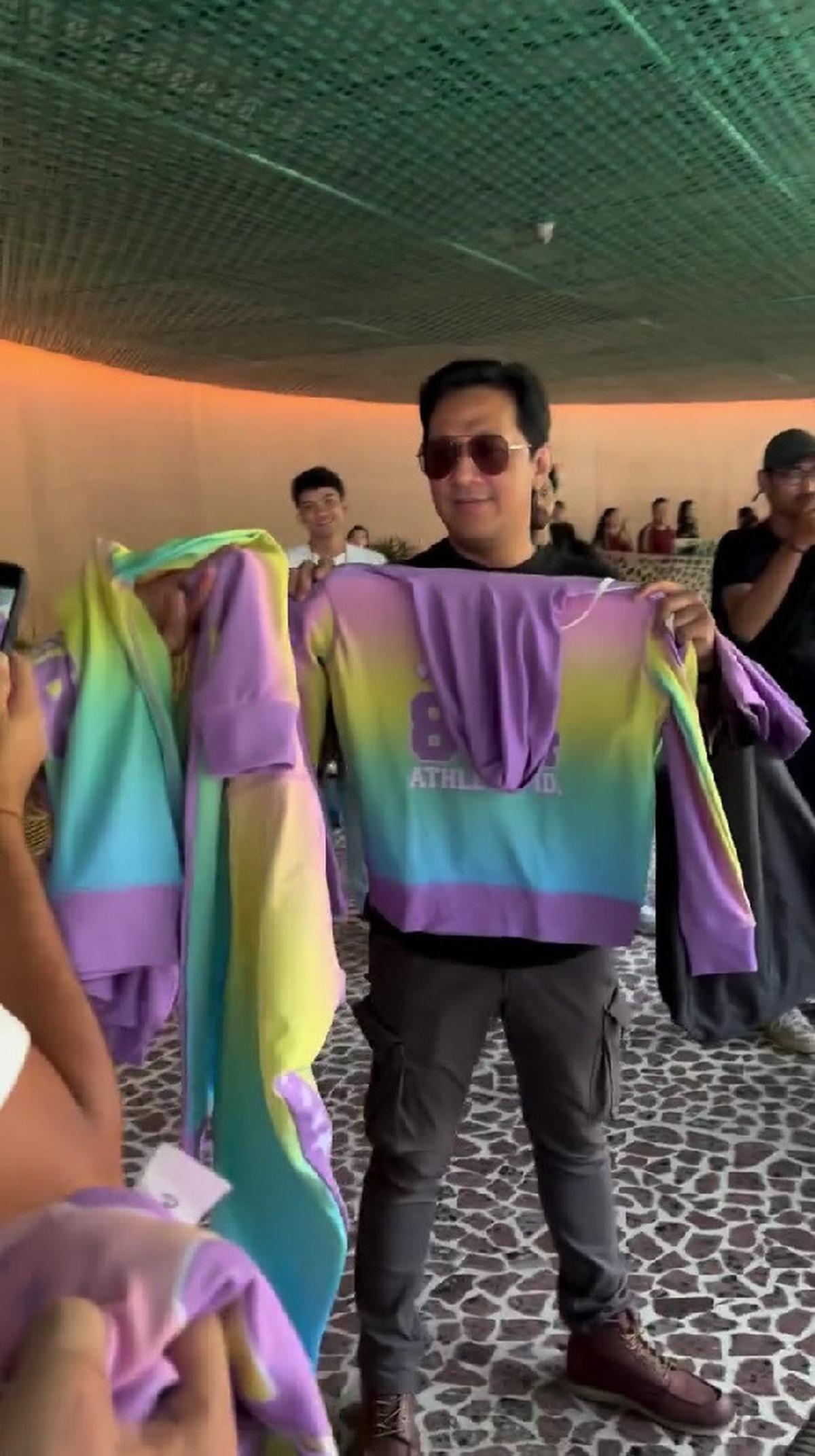 Momen Andre Taulany Kembali Bagikan Seragam untuk The Prediksi, Pakai Setelan Warna-Warni untuk ke Pantai
