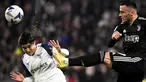 Gelandang Lazio Luka Romero berebut bola dengan gelandang Juventus Filip Kostic pada pekan ke-15 Serie A 2022/2023 di Allianz Stadium, Senin (14/11/2022) dini hari WIB. Tim berjuluk Bianconeri itu menang dengan skor telak 3-0 atas Lazio. (Marco Alpozzi/LaPresse via AP)
