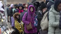 Seorang anak terbungkus selimut termal antre menunggu untuk naik bus setelah melarikan diri dari Ukraina dan tiba di perbatasan di Medyka, Polandia, Senin (7/3/2022). Hampir 2 juta orang melarikan diri dari Ukraina sejak invasi Rusia dengan jumlah itu meningkat setiap hari. (AP Photo/Visar Kryeziu)