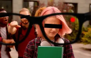 Viral di TikTok, Remaja Pakai Kacamata Pintar Lecehkan Siswi di Sekolah