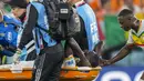 Gelandang Senegal #08 Cheikhou Kouyate dibawa menggunakan tandu setelah mengalami insiden dengan gelandang Belanda, Frenkie de Jong pada pertandingan kedua Grup A Piala Dunia 2022 di Stadion Al-Thumama di Doha, Senin (21/11/2022). Beberapa pemain Senegal tampak coba memberi semangat kepadanya. (AP Photo/Luca Bruno)