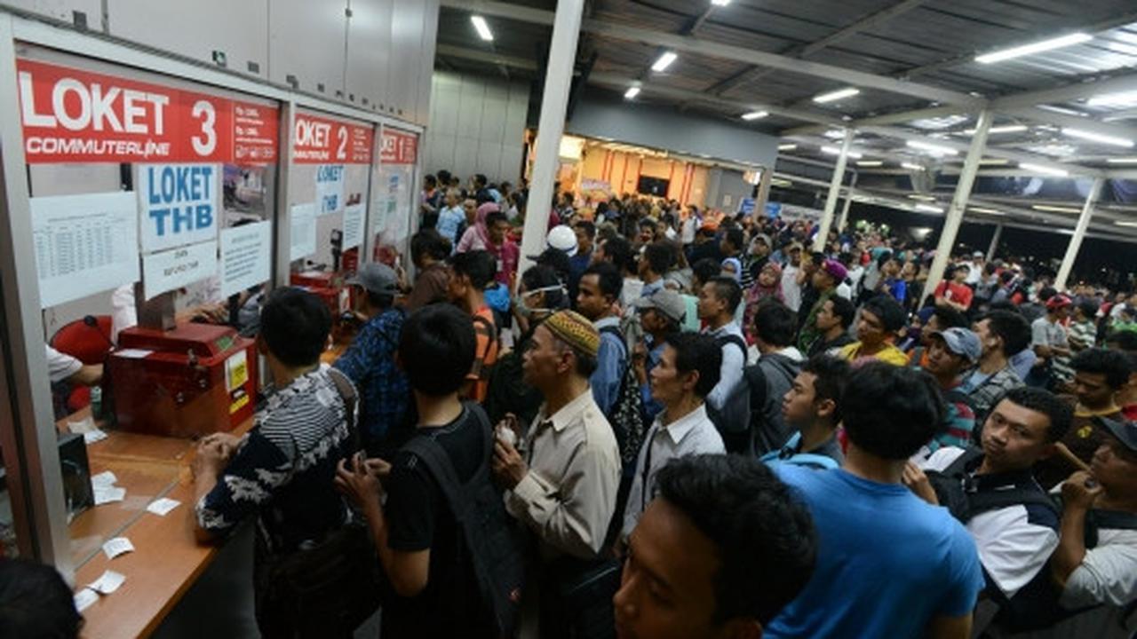 Imbas tabrakan kereta, ribuan penumpang menumpuk di Manggarai