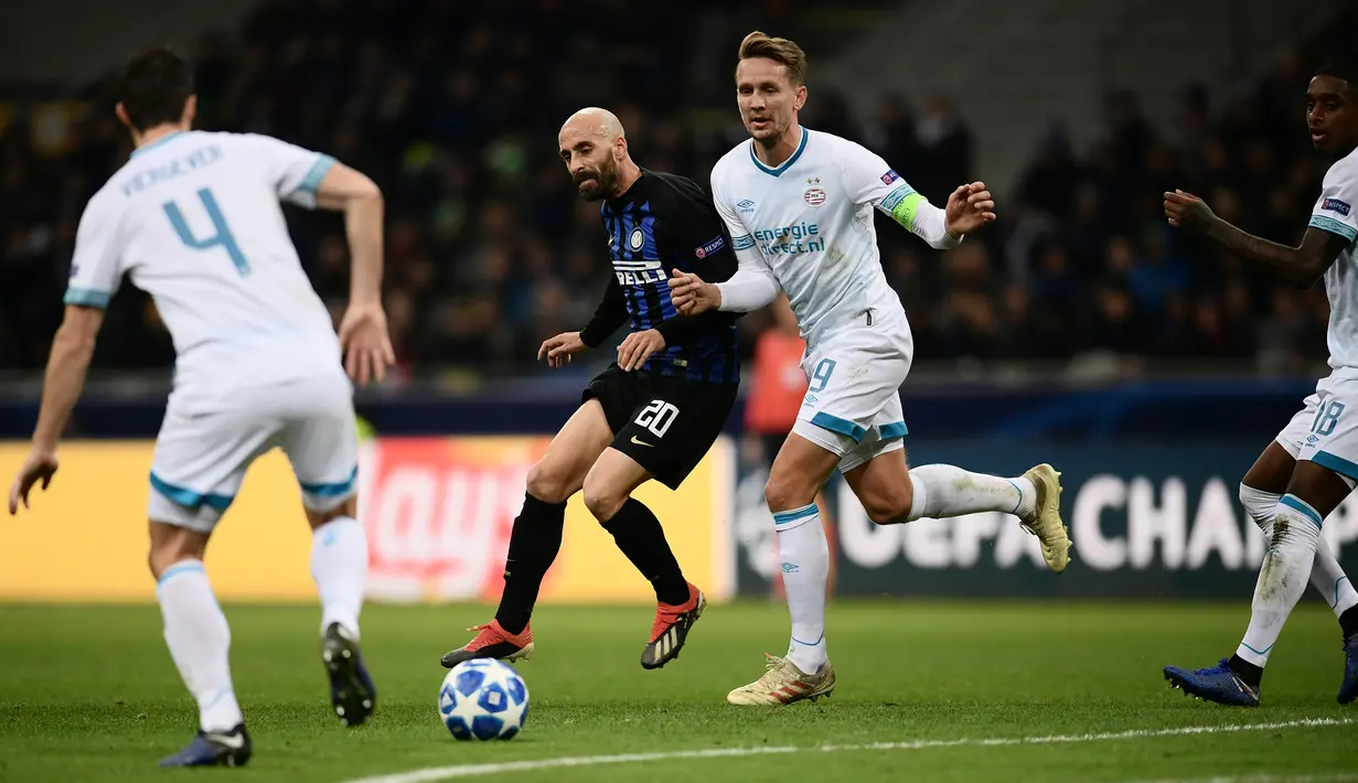 Pemain Inter Milan, Borja Valero berebut bola dengan pemain PSV Eindhoven, Luuk de Jong pada laga pamungkas penyisihan Grup B Liga Champions di Stadion San Siro, Rabu (12/12). Inter terdepak dari Liga Champions setelah bermain 1-1. (Miguel MEDINA / AFP)