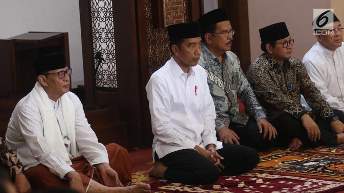 Presiden Joko Widodo sebelum memberikan sertifikat tanah wakaf di Masjid Raya Bani Umar, Tangerang Selatan, Jumat (22/2). Jokowi membagikan 351 sertifikat tanah wakaf untuk musala, tempat pendidikan dan pesantren. (Liputan6.com/Angga Yuniar)